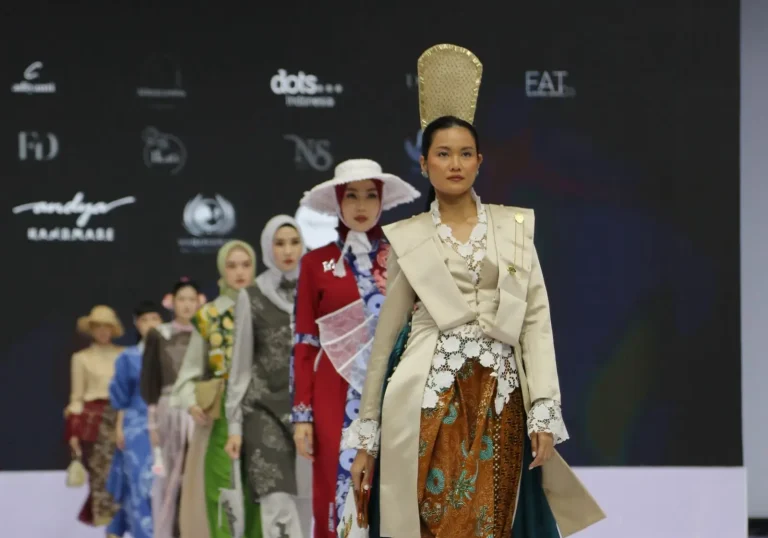 Sembilan Karya Desainer Depok Tampil Memukau di Catwalk IFW 2025